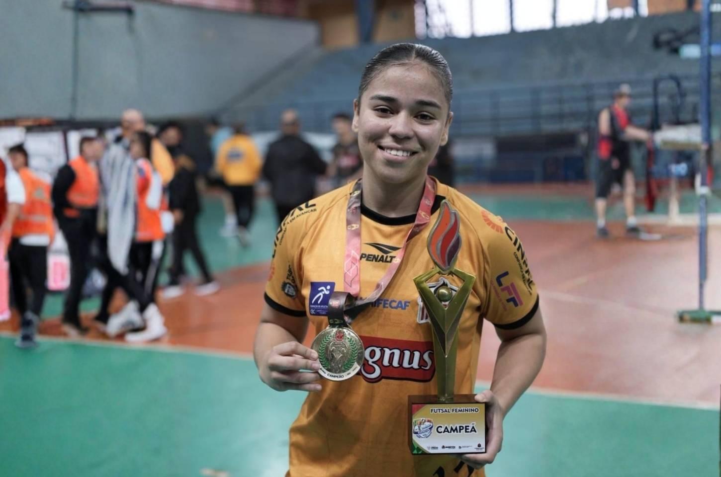 Aos 17 anos, moratense Ketlin Xavier se destaca no futsal feminino pelo Taboão Magnus