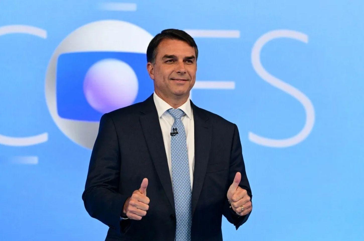 Após negar que deixaria o Brasil, governo argentino confirma entrada de Flávio Bolsonaro no país em vôo rumo aos Estados Unidos
