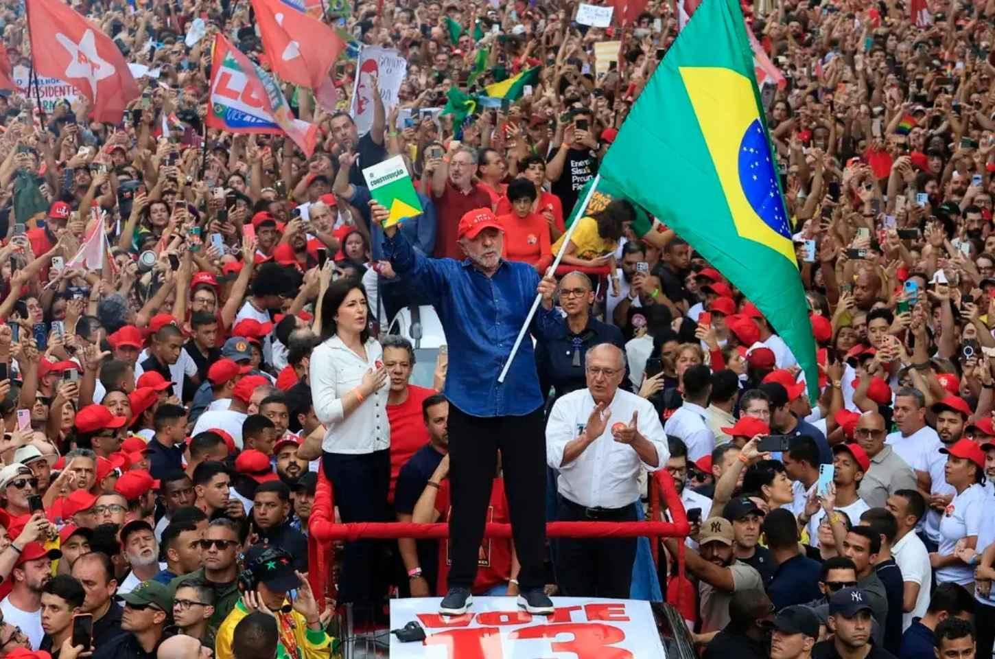 Em virada histórica, Lula derrota Flávio Bolsonaro e é eleito presidente pela quarta vez
