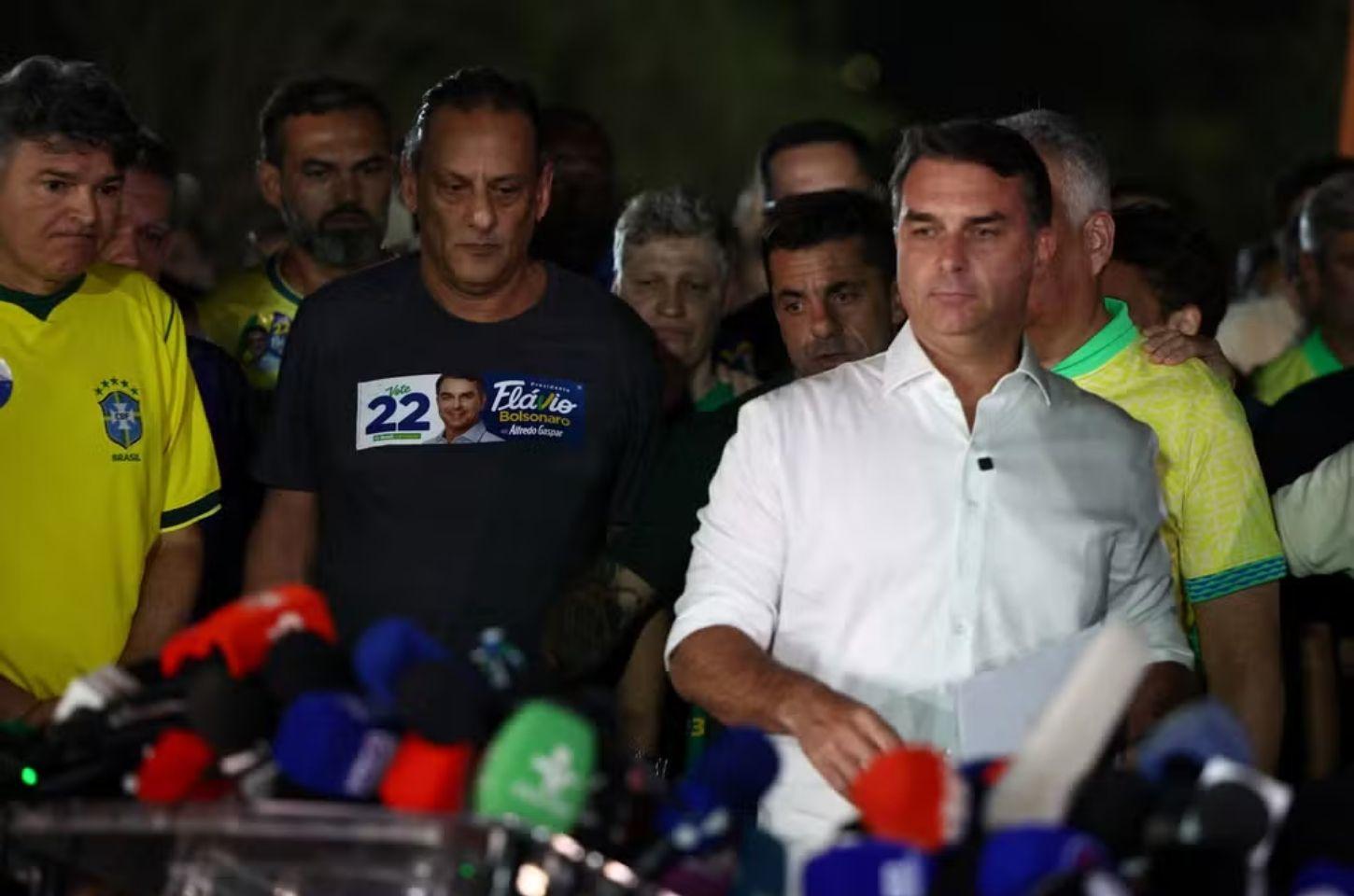 Flávio Bolsonaro não reconhece derrota para Lula e anuncia que vai pedir anulação das eleições