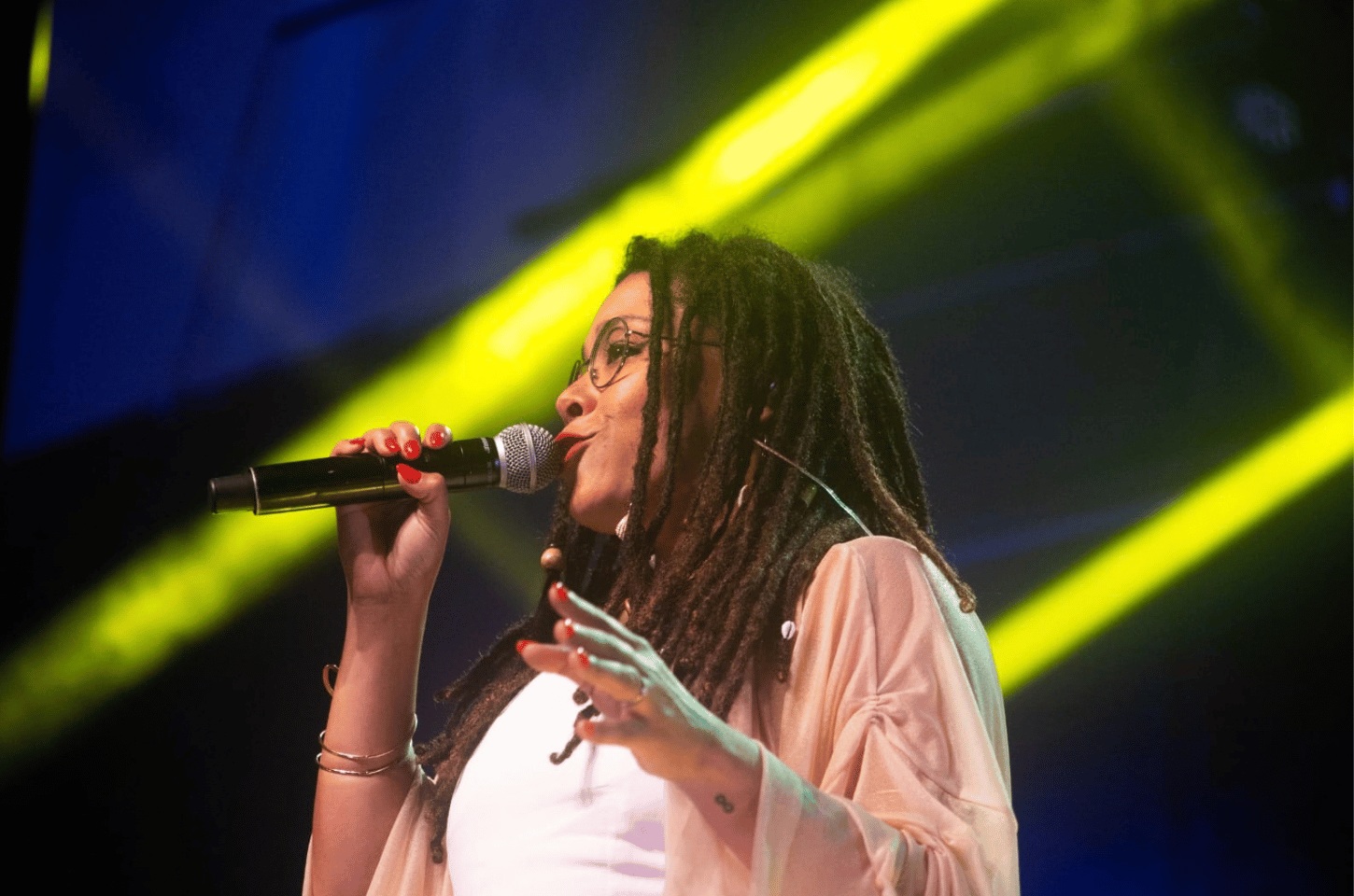 Tenda de Lendas recebe a cantora A.B.E.E.C.A para o projeto Música em Cena