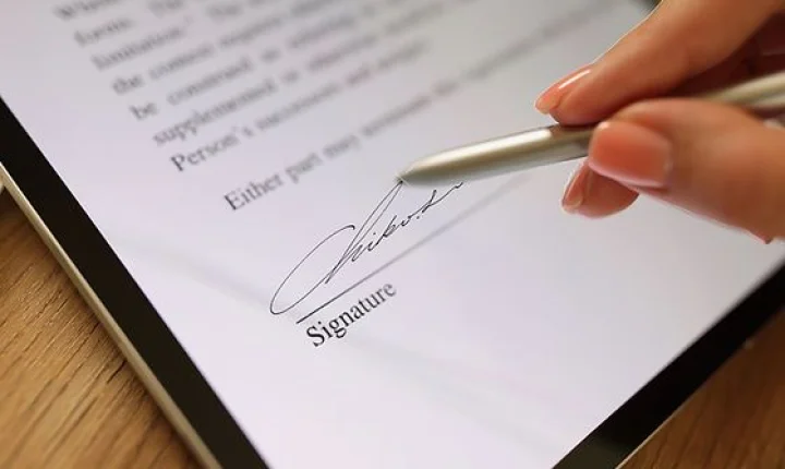 CONTRATOS ELETRÔNICOS: UM 