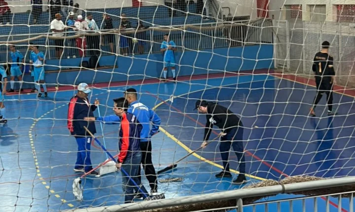 Em mais uma infeliz ocasião, jogo da semifinal do Municipal de futsal é paralisado por goteiras no Ginásio Paulo Rogério