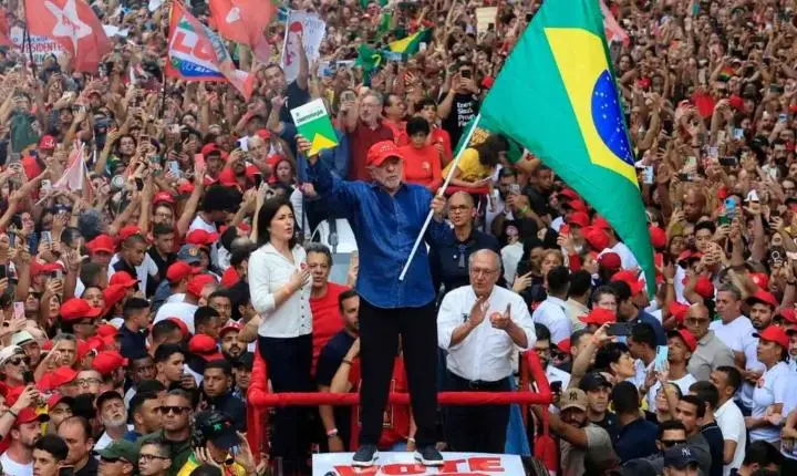 Em virada histórica, Lula derrota Flávio Bolsonaro e é eleito presidente pela quarta vez