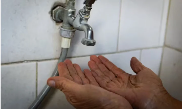 Moradores da Vila Palmares reclamam da falta de água neste domingo (23); Sabesp se pronuncia 