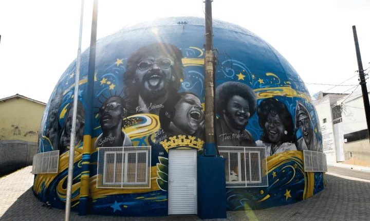 Nova pintura na concha acústica de Caieiras resgata memória artística da cidade