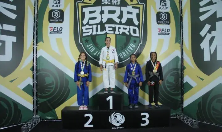 Rebeca Queiroz atleta que representa a Academia Templo Caieiras, conquista título brasileiro na CBJJE