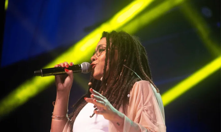Tenda de Lendas recebe a cantora A.B.E.E.C.A para o projeto Música em Cena